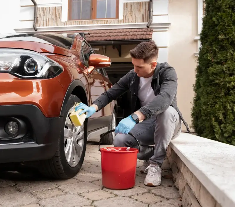 Lavage auto à domicile Domme : professionnel intervenant sur un véhicule
